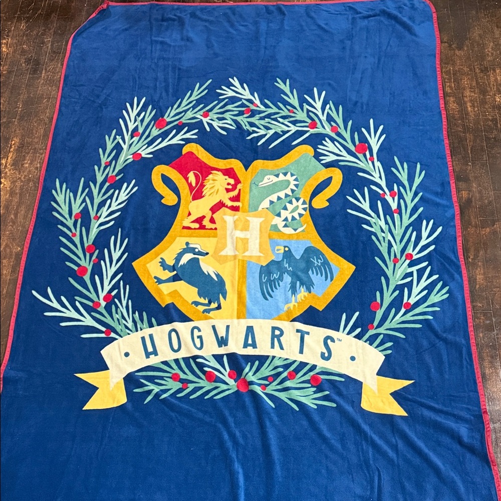Hogwarts Fleece Blanket - Picture 4 of 4